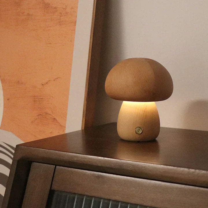 Slaapkamer decoratie: houten paddenstoel LED lampje, zorgt voor een warme, uitnodigende gloed.