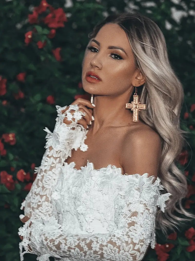 Stijlvolle witte off-shoulder trouw cocktailjurk voor dames, verfraaid met elegant kant en lange mouwen.