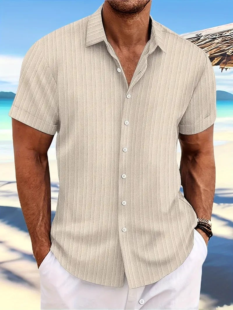 Modieus effen heren zomershirt, korte mouwen. Ideaal voor een casual zomerse look en herenmode.
