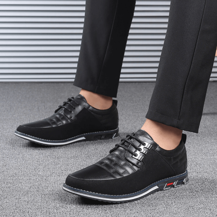 Veelzijdige geklede heren schoenen, een moderne hybride van stijl en comfort.