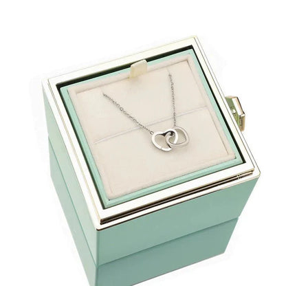 Eeuwige Roos Box met echte geconserveerde roos en gepersonaliseerde ketting, verfijnde details; symboliseert eeuwige liefde.