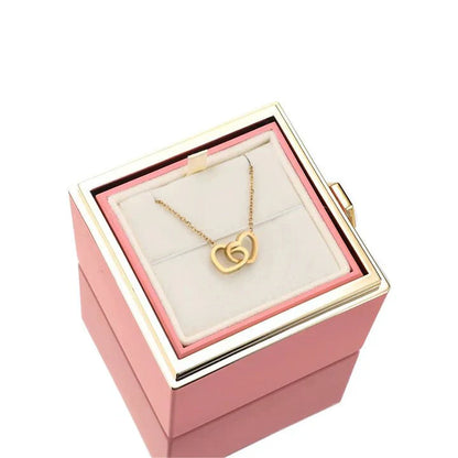 Eeuwige Roos Box met echte geconserveerde roos en gepersonaliseerde ketting, verfijnde details; symboliseert eeuwige liefde.