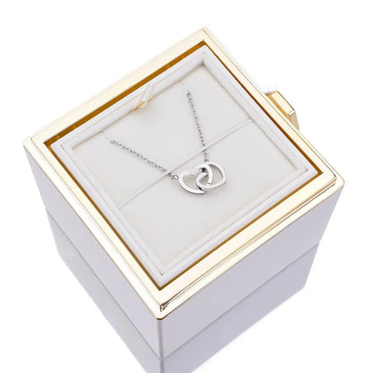 Eeuwige Roos Box met echte geconserveerde roos en gepersonaliseerde ketting, verfijnde details; symboliseert eeuwige liefde.