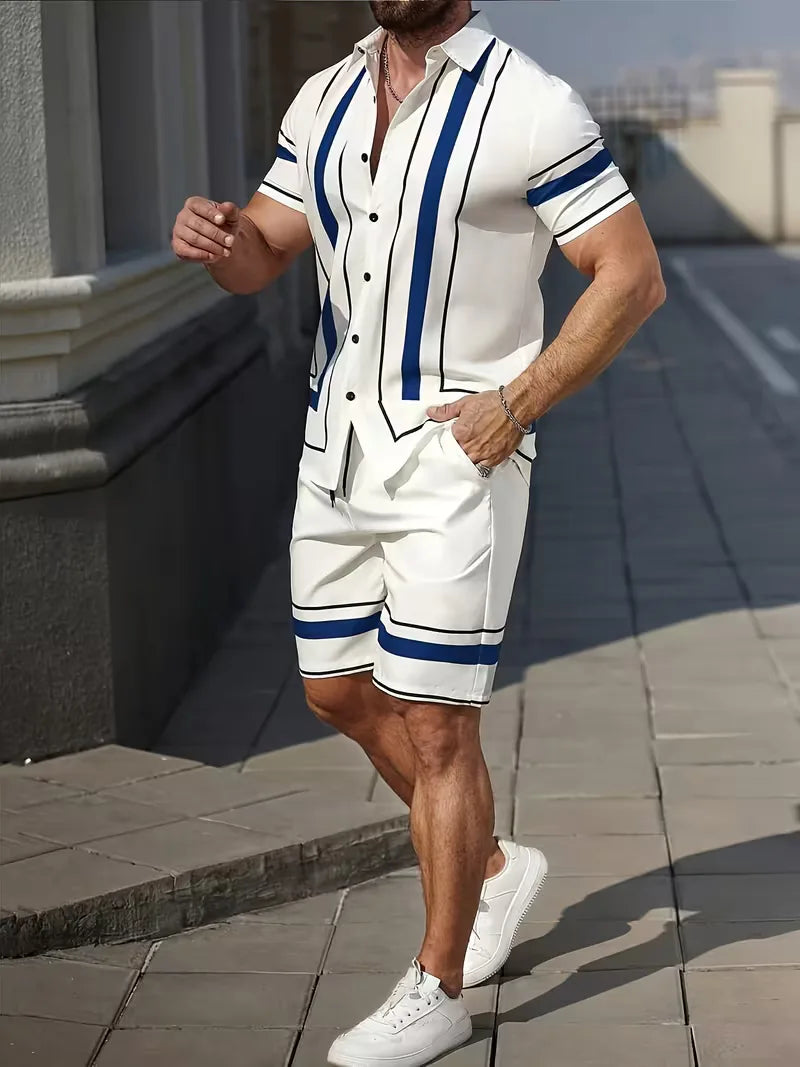 Zomerse heren kledingset: overhemd korte mouw en bijpassende shorts met moderne print. Casual en losse pasvorm.