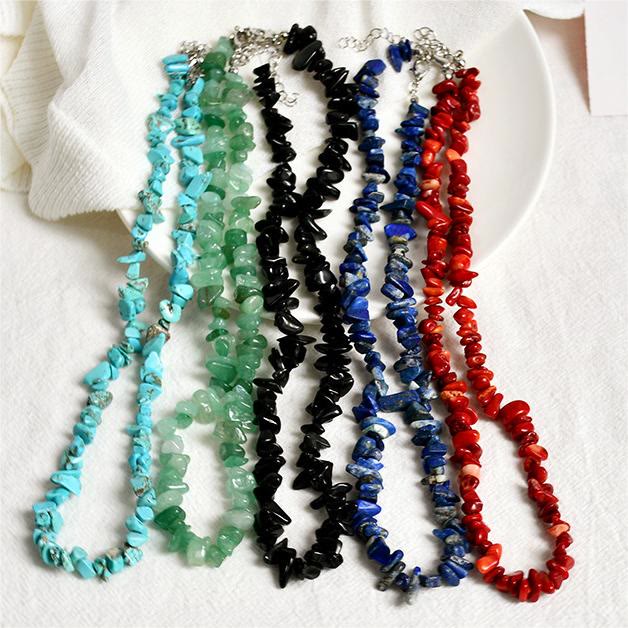 Elegante Lina natuursteen ketting, een tijdloos dames sieraad voor een verfijnde stijl.