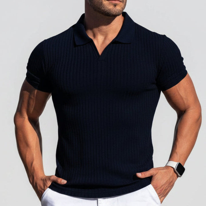 Modern casual heren poloshirt met subtiele textuur. Slimfit model met korte mouwen, perfect voor herenmode.