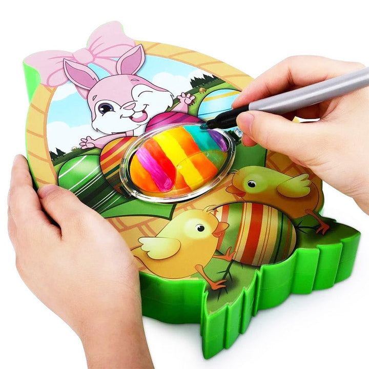 Een kind geniet van het rommelvrij versieren van paaseieren met de knutselset.