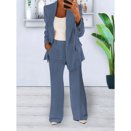 "Elegant 2-delig damespak met zachte stoffen, chique blazer en broek, ideaal voor zakelijke en informele gelegenheden."
