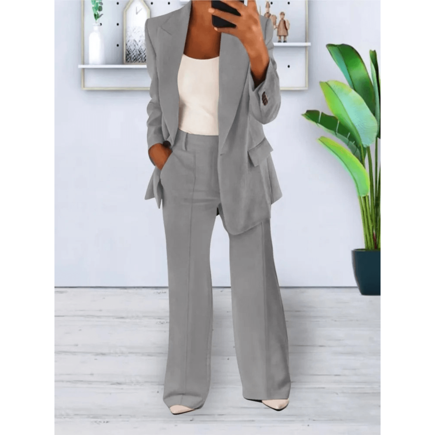 "Elegant 2-delig damespak met zachte stoffen, chique blazer en broek, ideaal voor zakelijke en informele gelegenheden."