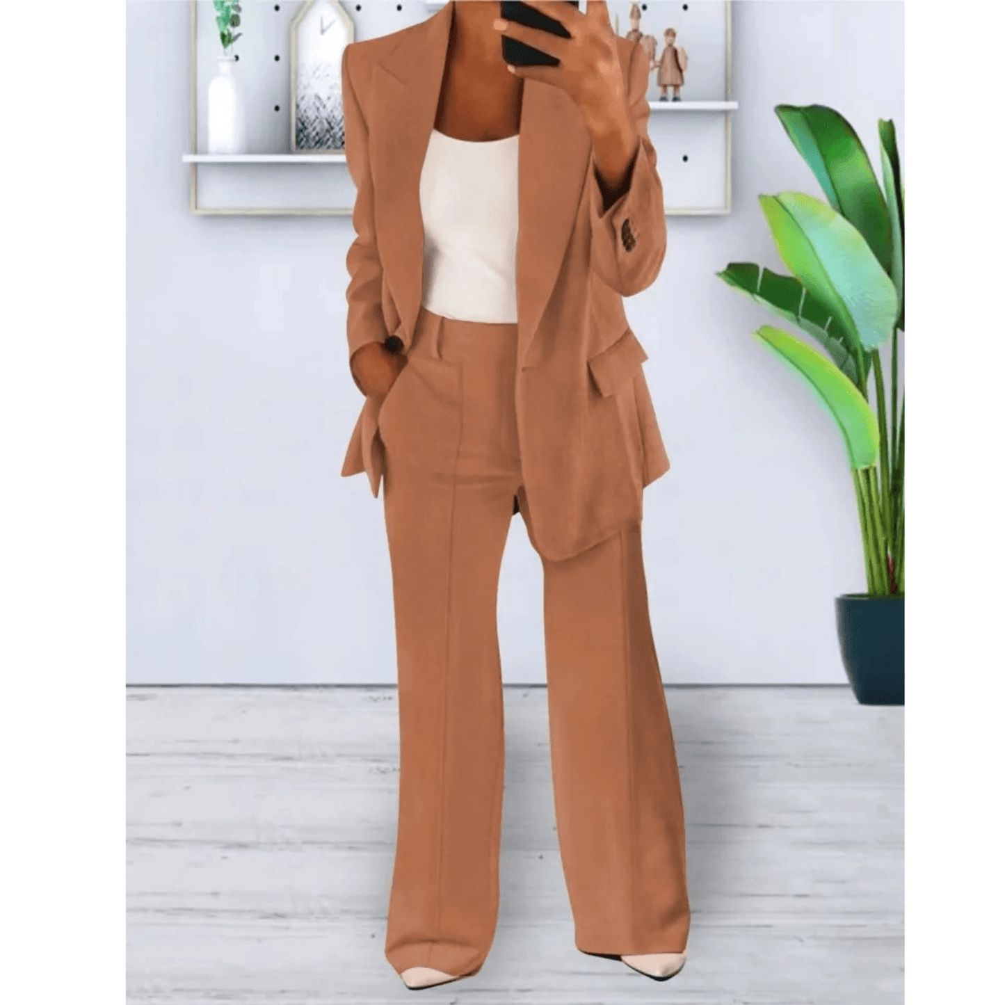 "Elegant 2-delig damespak met zachte stoffen, chique blazer en broek, ideaal voor zakelijke en informele gelegenheden."