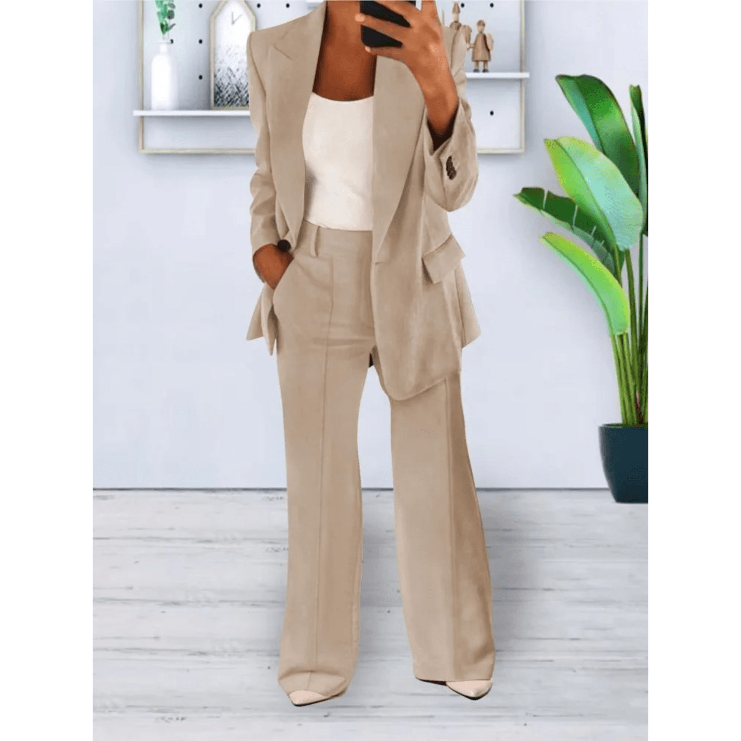 "Elegant 2-delig damespak met zachte stoffen, chique blazer en broek, ideaal voor zakelijke en informele gelegenheden."