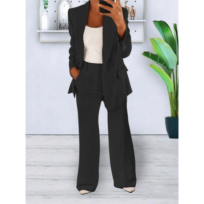"Elegant 2-delig damespak met zachte stoffen, chique blazer en broek, ideaal voor zakelijke en informele gelegenheden."