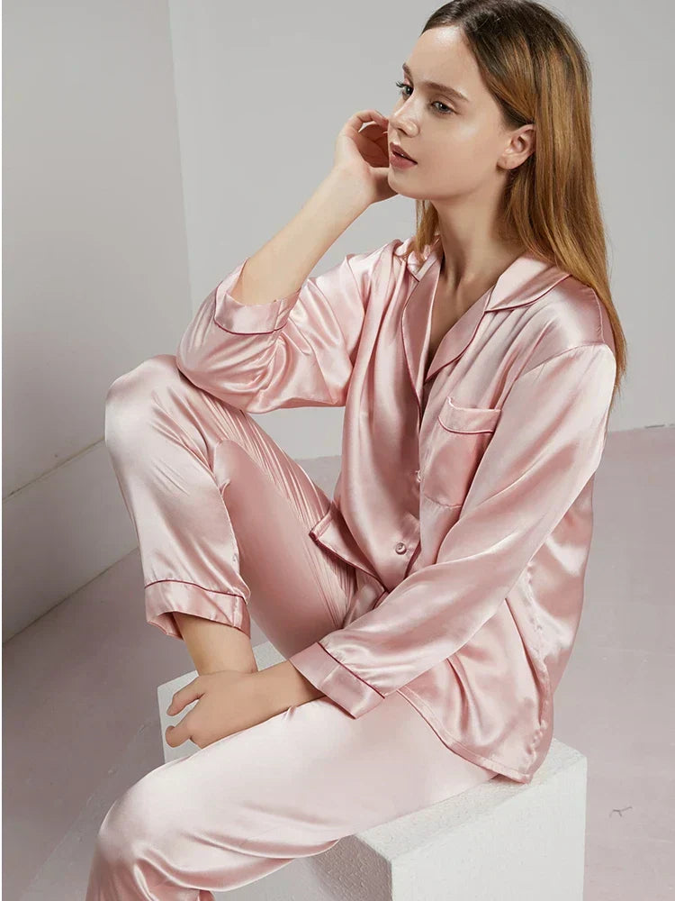 "Elegant Celeste Zijden Dames Pyjama, 100% zijde, tijdloze stijl, luxe nachtmode in delicate ivoorkleur met satijnen afwerkin