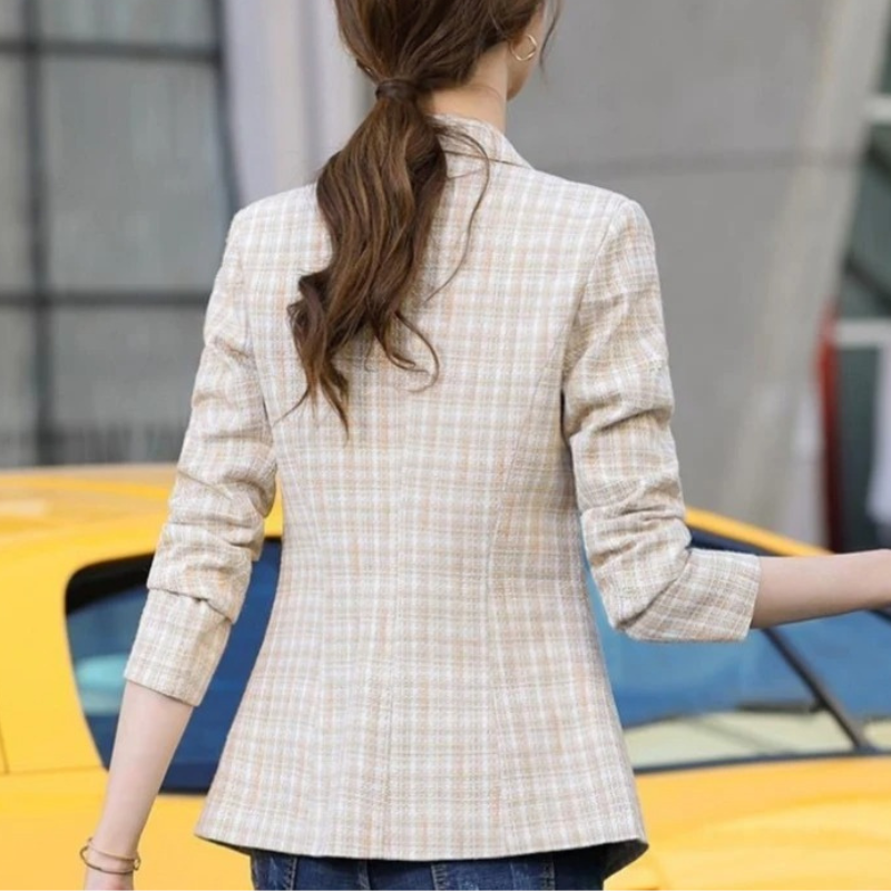 Elegant damesblazer met ruitpatroon en knoopsluiting, tijdloos design, duurzame stof voor comfort en stijl.