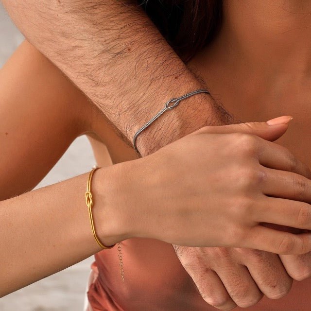 "Elegant gouden liefdesknoop armband voor dames, minimalistisch ontwerp, tijdloos en verfijnd accessoire."