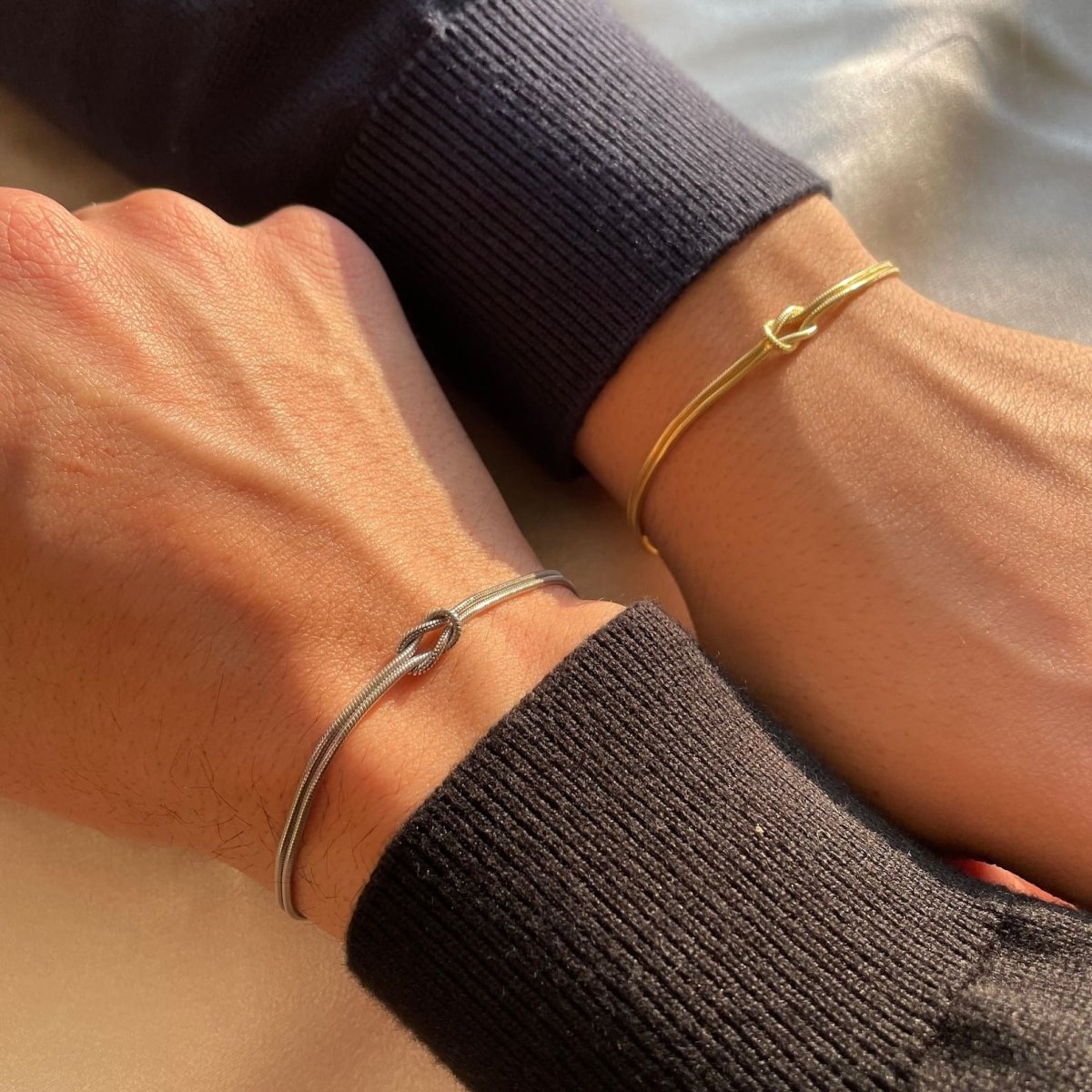 "Elegant gouden liefdesknoop armband voor dames, minimalistisch ontwerp, tijdloos en verfijnd accessoire."
