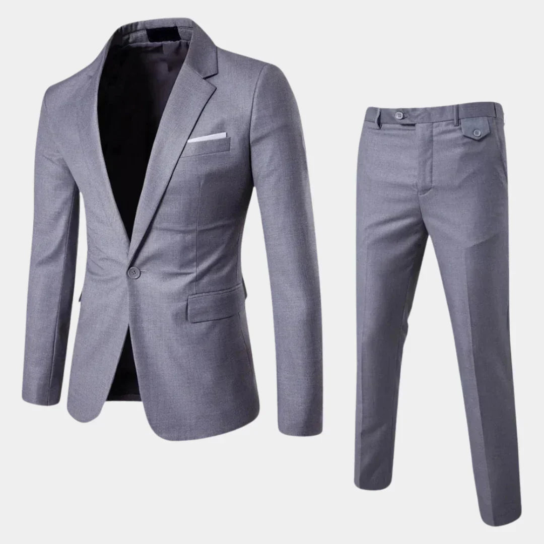 Nauwsluitende heren blazer, onderdeel van een formeel tweedelig pak, perfect voor een moderne, stijlvolle look.