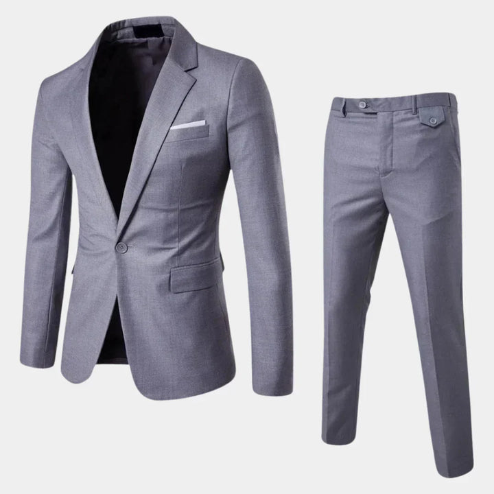 Nauwsluitende heren blazer, onderdeel van een formeel tweedelig pak, perfect voor een moderne, stijlvolle look.
