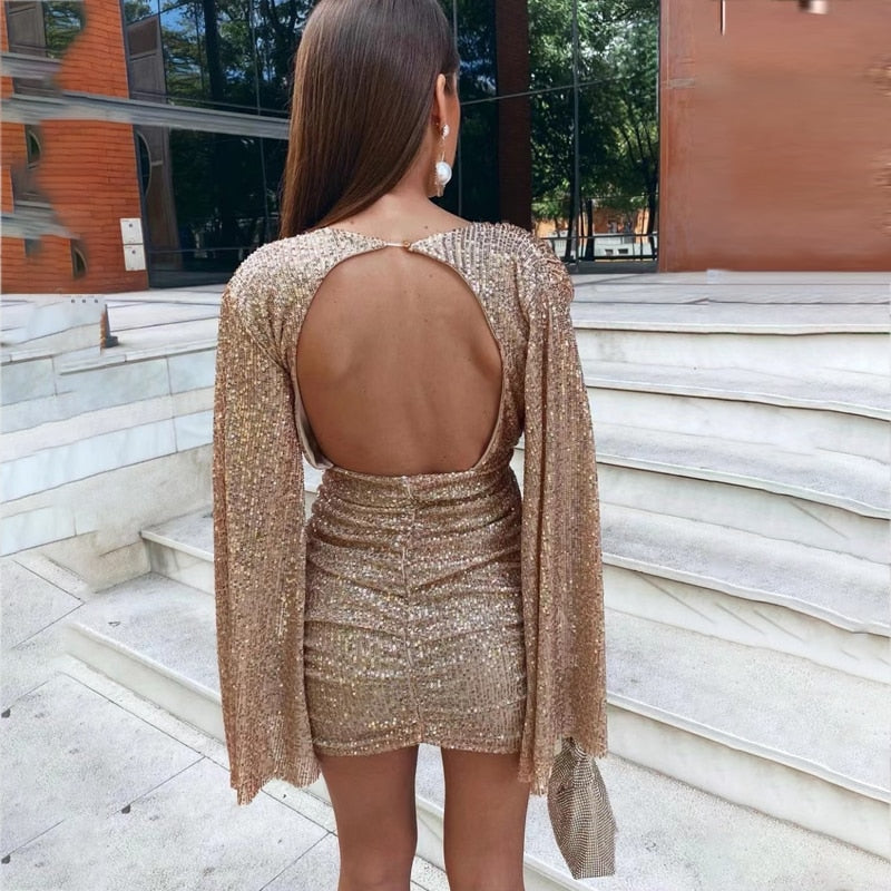 "Elegant lichtgewicht glitterjurk, vrouwelijke snit, stralende glitterstof, ideaal voor feestelijke gelegenheden."