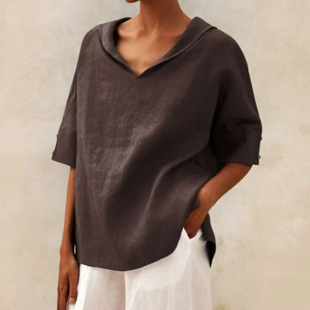 Elegant dames zomeroverhemd, heuplengte, met knopen en puntkraag, voor een complete zomeroutfit.