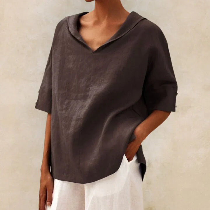 Elegant dames zomeroverhemd, heuplengte, met knopen en puntkraag, voor een complete zomeroutfit.