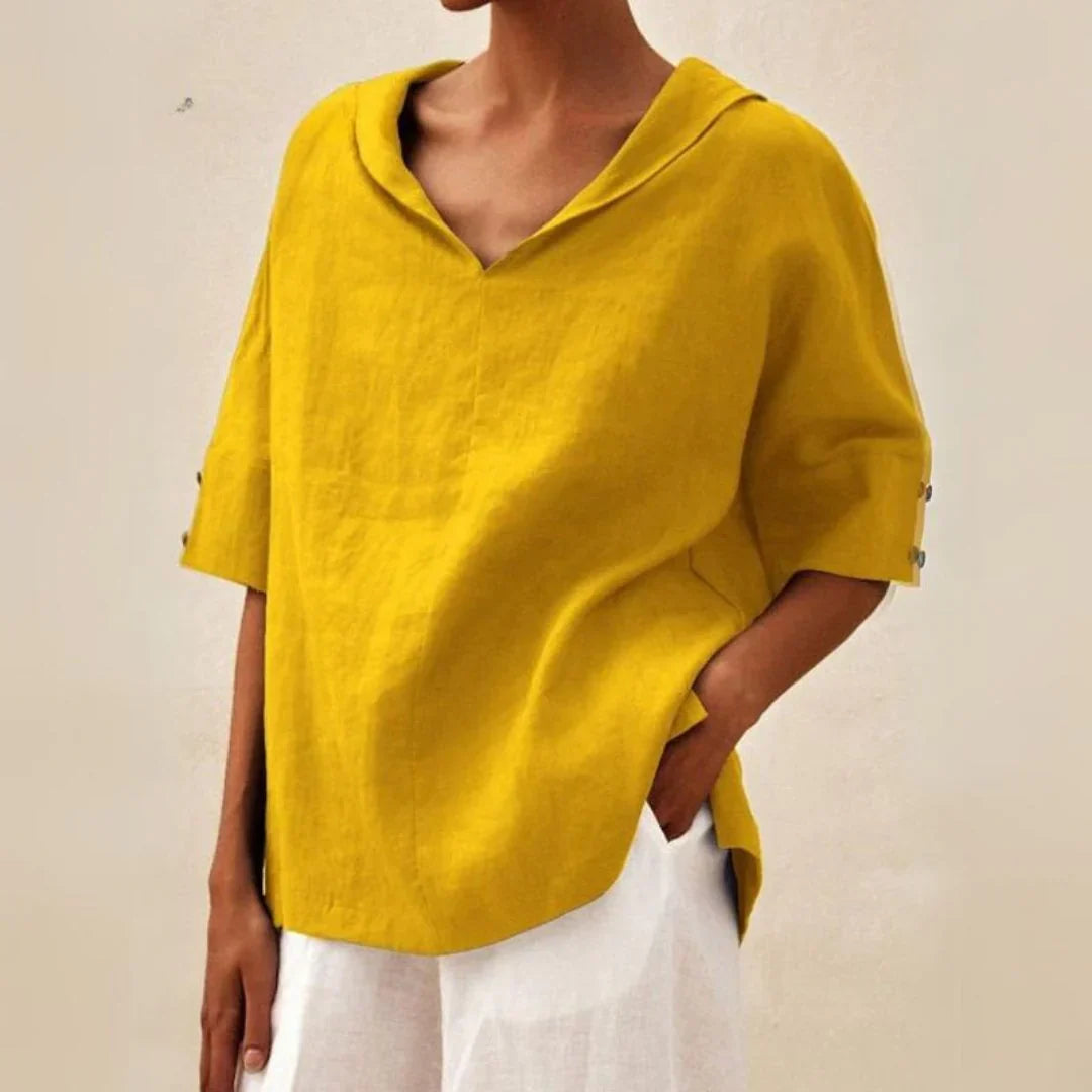 Vrouwelijk zomeroverhemd met losse pasvorm en knoopsluiting, perfect voor elke zomerse gelegenheid.