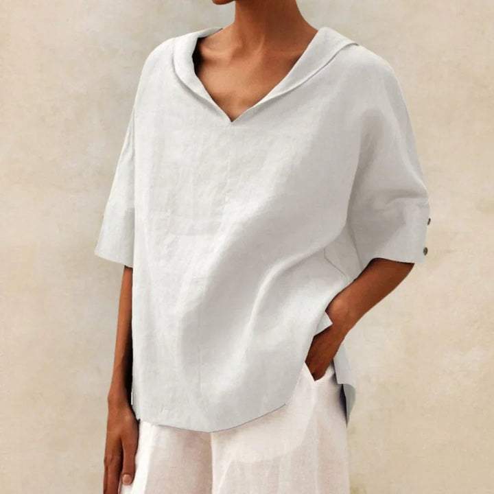 Luchtig dames zomeroverhemd met knoopsluiting en puntkraag, perfect voor een casual strandstijl.