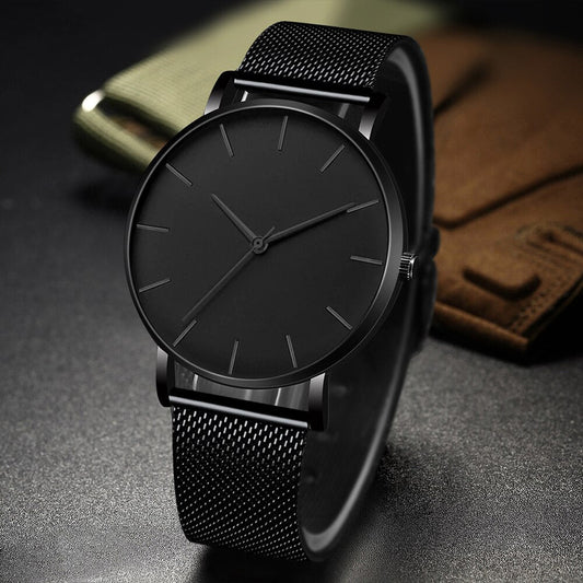 "Elegant minimalistisch herenhorloge met zwarte wijzerplaat en leren band, ideaal voor elke gelegenheid."