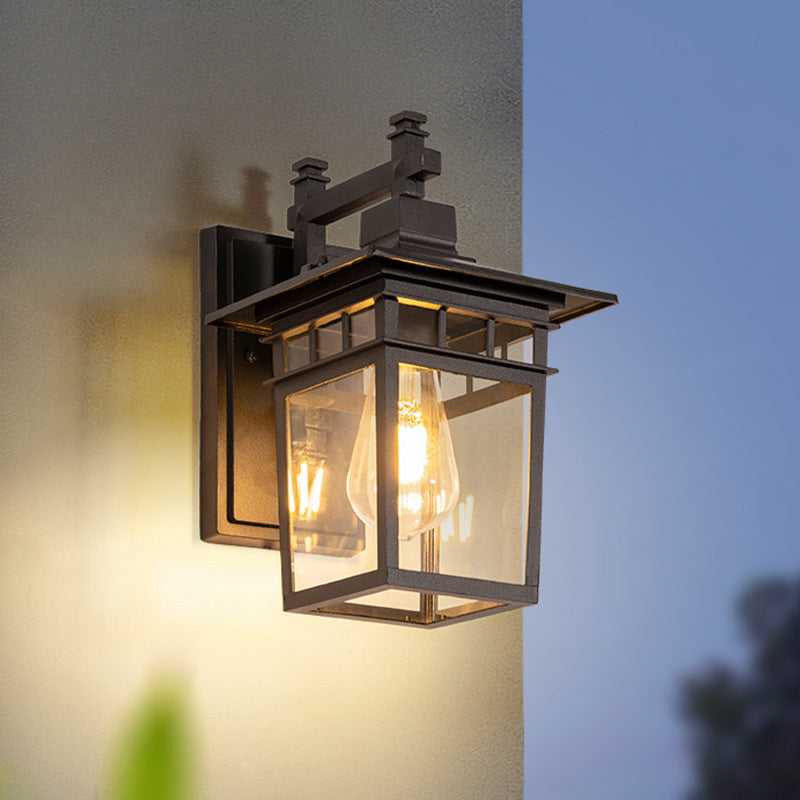 Robuuste zwarte buiten wandlantaarn, waterdicht voor sfeervolle tuin- en terrasverlichting.