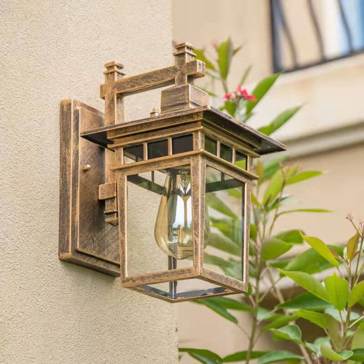 Sfeervolle buitenverlichting: zwarte wandlantaarn met E27 fitting voor warme gloed op uw terras.