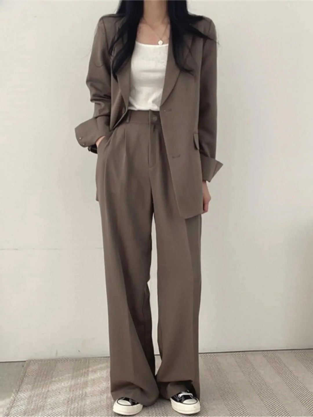 "Elegant tweedelig damespak Luna, blazer en broek in katoenmix, zakelijk en casual, luxe en comfort, tijdloze stijl."