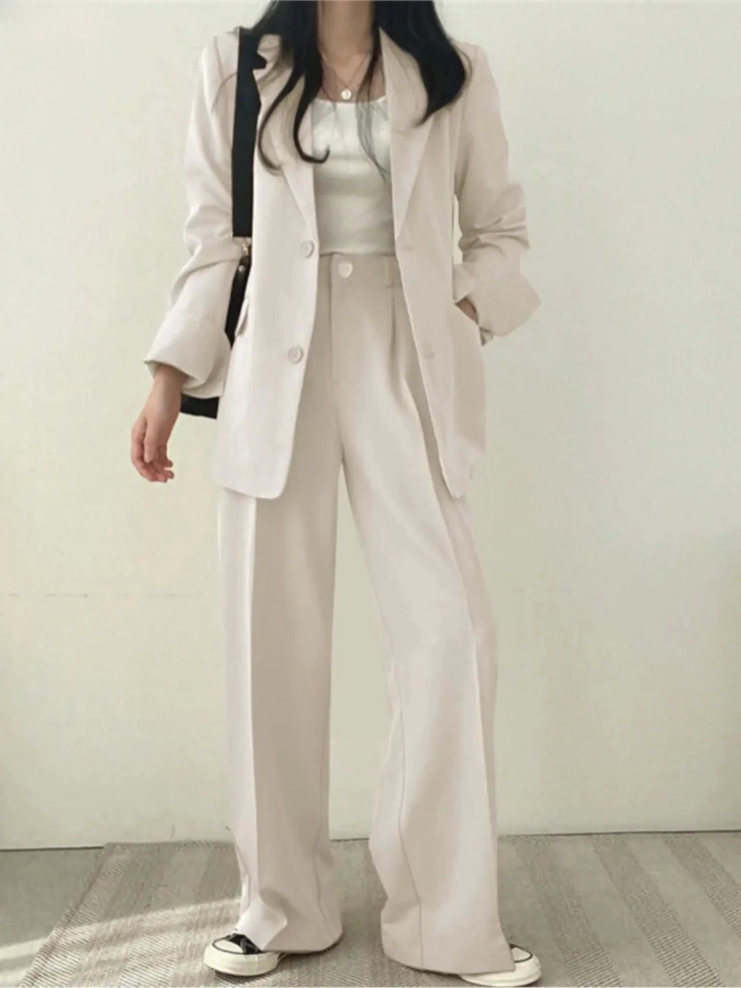 "Elegant tweedelig damespak Luna, blazer en broek in katoenmix, zakelijk en casual, luxe en comfort, tijdloze stijl."