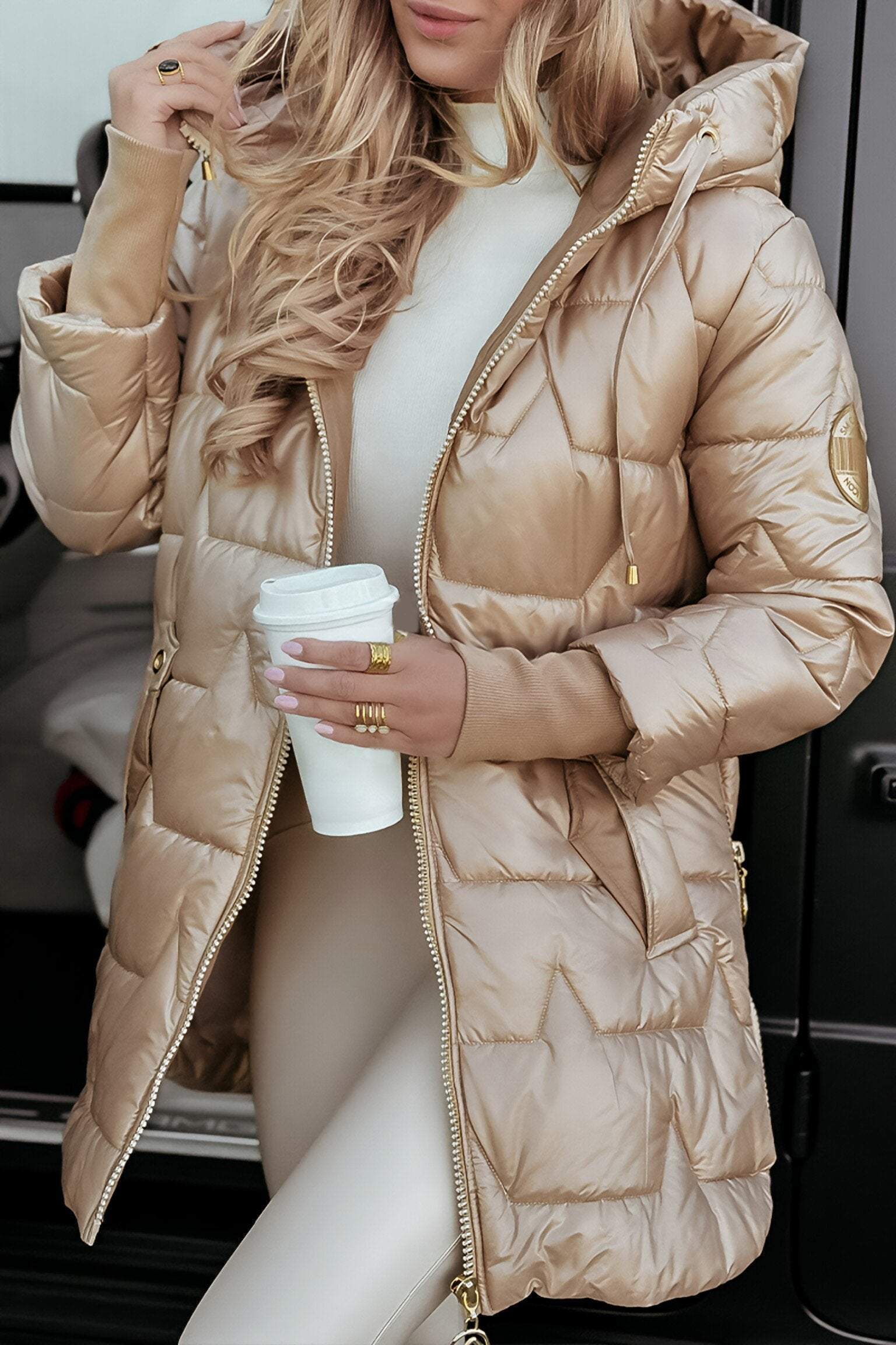 "Elegant waterdicht winterjack dames grijs, chique stijl en warm, ideaal voor regenachtige dagen en winterse elegantie."