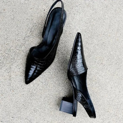 Elegant zwarte slingback pumps met croco-design, puntige neus en blokhak. Chique damesschoenen voor elke gelegenheid.