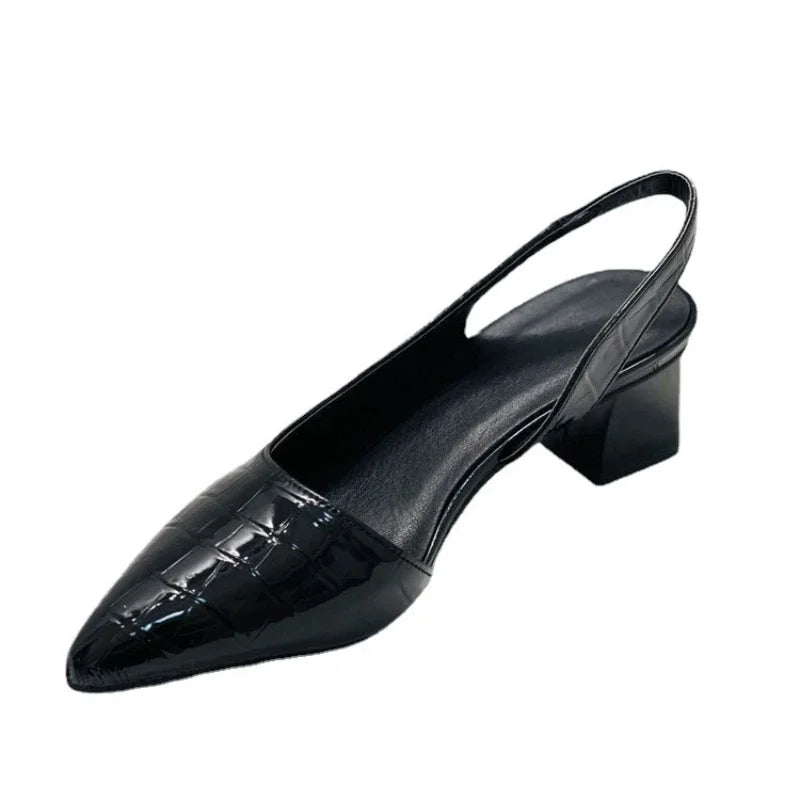 Elegant zwarte slingback pumps met croco-design, puntige neus en blokhak. Chique damesschoenen voor elke gelegenheid.