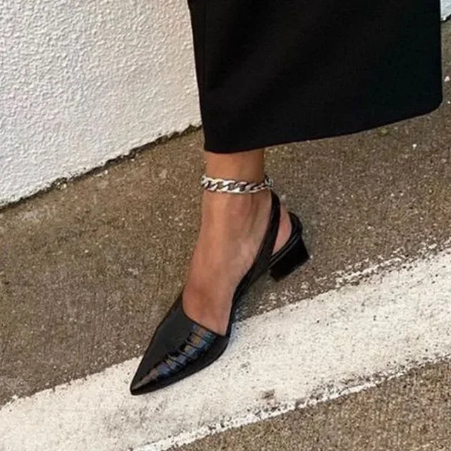 Elegant zwarte slingback pumps met croco-design, puntige neus en blokhak. Chique damesschoenen voor elke gelegenheid.
