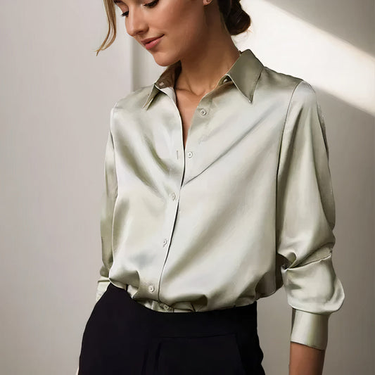 "Elegante Anja satijnen blouse, soepel vallend, accentueert lichaam, verkrijgbaar in diverse kleuren en maten."