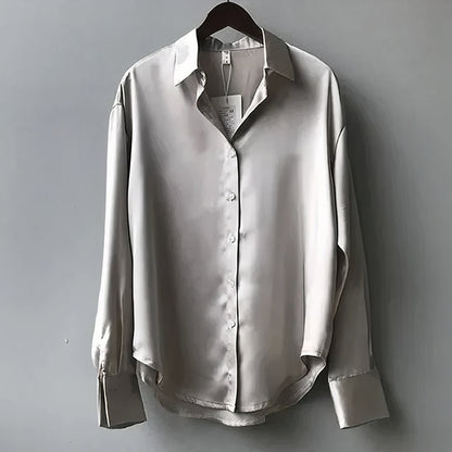 "Elegante Anja satijnen blouse, soepel vallend, accentueert lichaam, verkrijgbaar in diverse kleuren en maten."