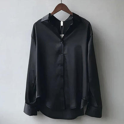 "Elegante Anja satijnen blouse, soepel vallend, accentueert lichaam, verkrijgbaar in diverse kleuren en maten."