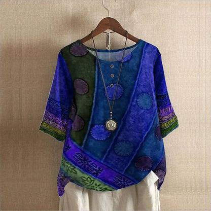 "Elegante blauwe ronde hals dames top, driekwart mouwen, luxe stof, perfect voor casual en formele gelegenheden."