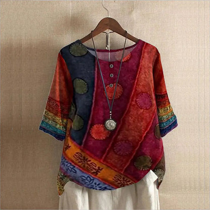 "Elegante blauwe ronde hals dames top, driekwart mouwen, luxe stof, perfect voor casual en formele gelegenheden."