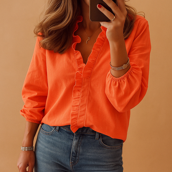 Elegante damesblouse met ruches, ideaal voor een stijlvolle voorjaars- of zomerlook.
