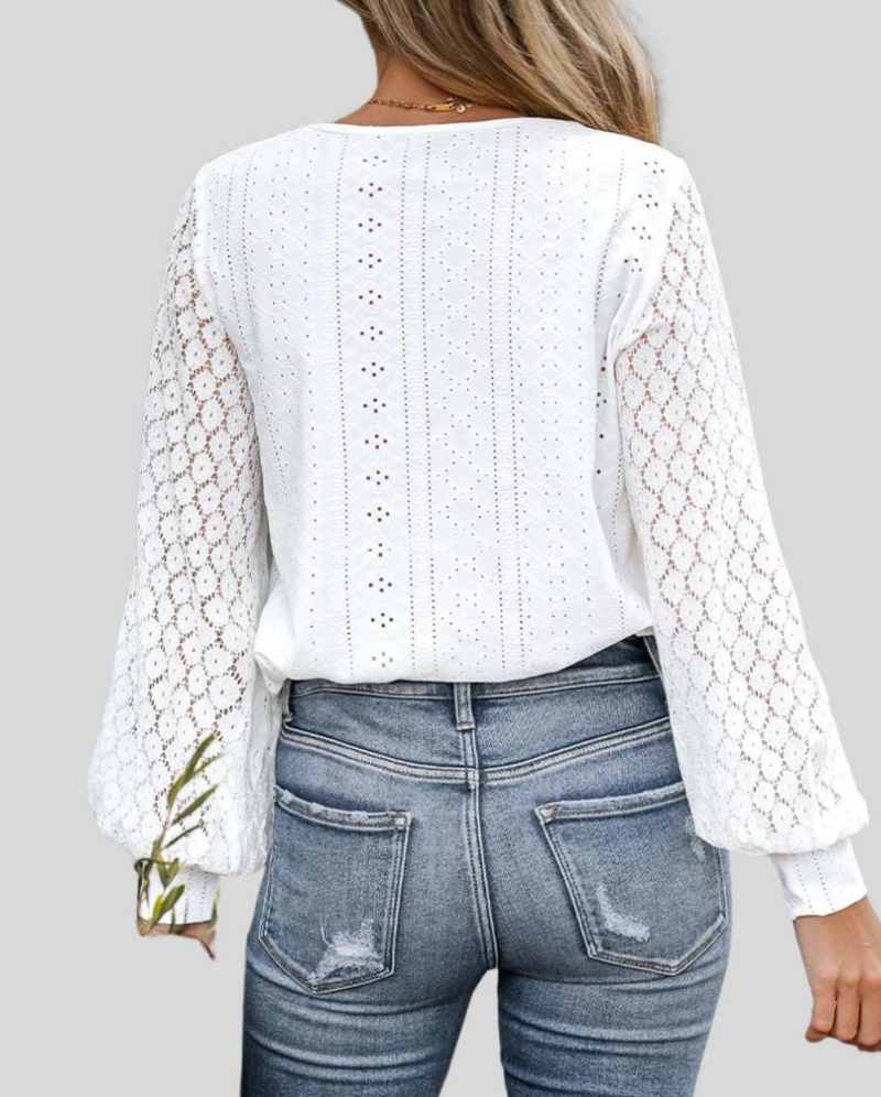 Elegante blouse met V-hals, luchtige stof, subtiele kantdetails, lange mouwen; perfect voor zakelijk en casual gebruik.