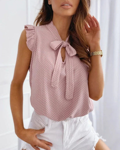 "Elegante Brianna damesblouse met polkadots, strikdetail en ruffles; luchtige zomertop voor veelzijdige stijl."