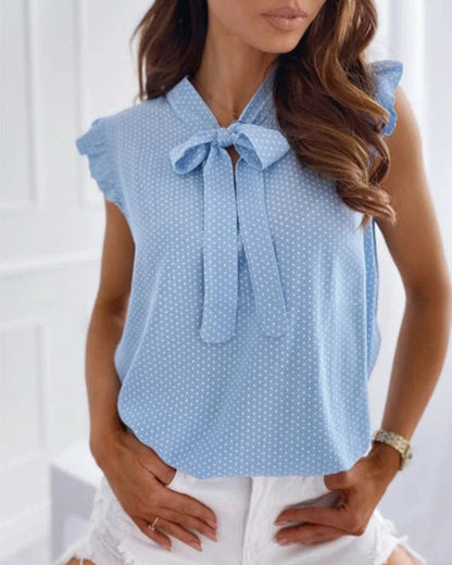 "Elegante Brianna damesblouse met polkadots, strikdetail en ruffles; luchtige zomertop voor veelzijdige stijl."