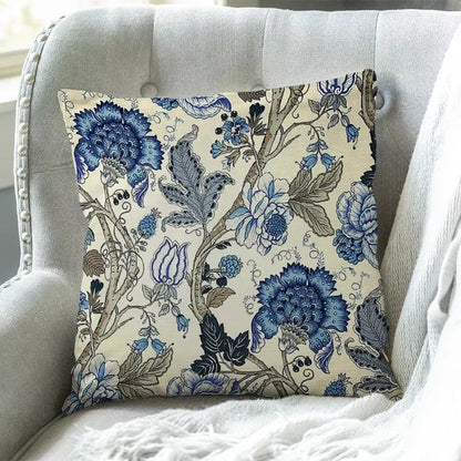 "Elegante CoastalBloom kussenhoes met bloemmotief, past in elk interieur, biedt comfort en bescherming tegen slijtage."