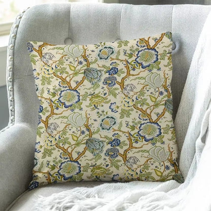 "Elegante CoastalBloom kussenhoes met bloemmotief, past in elk interieur, biedt comfort en bescherming tegen slijtage."