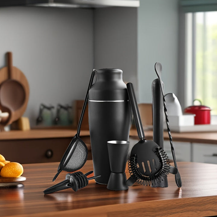 Glanzende roestvrijstalen shaker en barset tools voor het bereiden van luxe cocktails, als een pro.