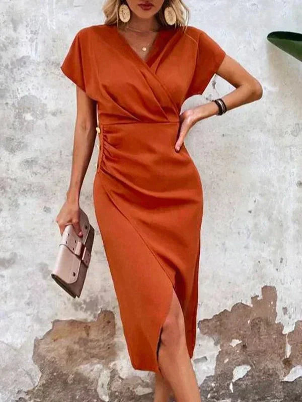 "Elegante cross-over midi jurk met v-hals, zachte stof en stijlvolle twist, voorkant zicht voor vrouwelijke gelegenheden."