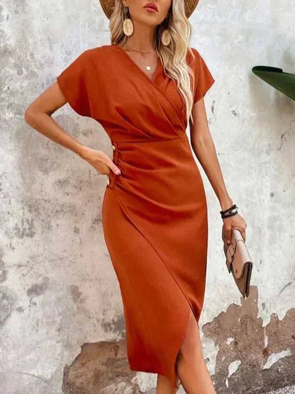 "Elegante cross-over midi jurk met v-hals, zachte stof en stijlvolle twist, voorkant zicht voor vrouwelijke gelegenheden."
